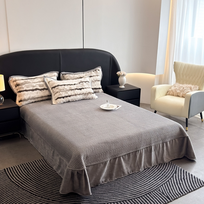 91家纺网 家纺一手货源 找家纺 九花鹿 2025新款380克宽边丹麦皮草绒四件套-维也纳系列 维也纳-气质灰