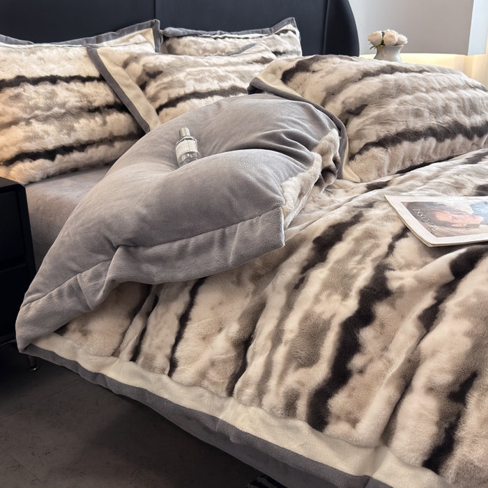 91家纺网 家纺一手货源 找家纺 九花鹿 2025新款380克宽边丹麦皮草绒四件套-维也纳系列 维也纳-气质灰