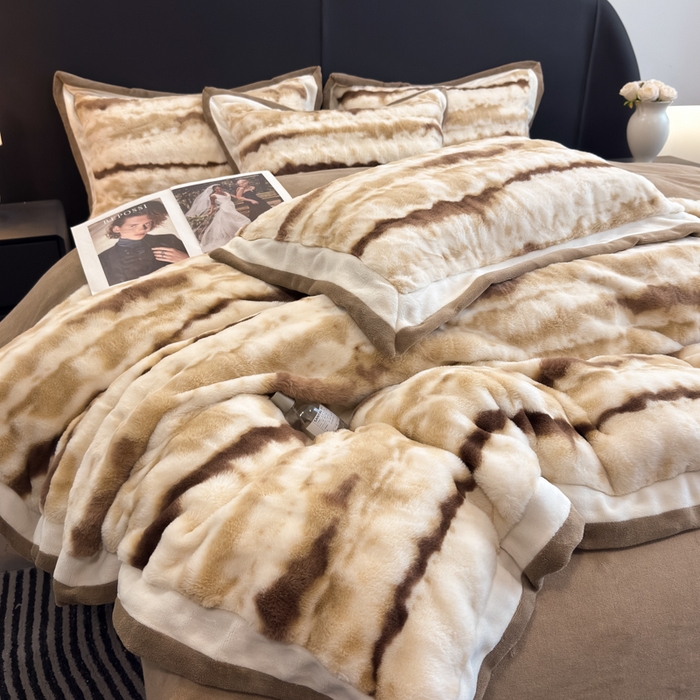 91家纺网 家纺一手货源 找家纺 九花鹿 2025新款380克宽边丹麦皮草绒四件套-维也纳系列 维也纳-奶茶咖