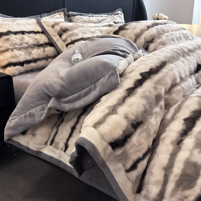 91家纺网 家纺一手货源 找家纺 九花鹿 2025新款380克宽边丹麦皮草绒四件套-维也纳系列 维也纳-气质灰