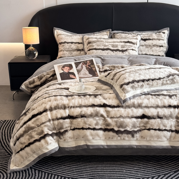 91家纺网 家纺一手货源 找家纺 九花鹿 2025新款380克宽边丹麦皮草绒四件套-维也纳系列 维也纳-气质灰