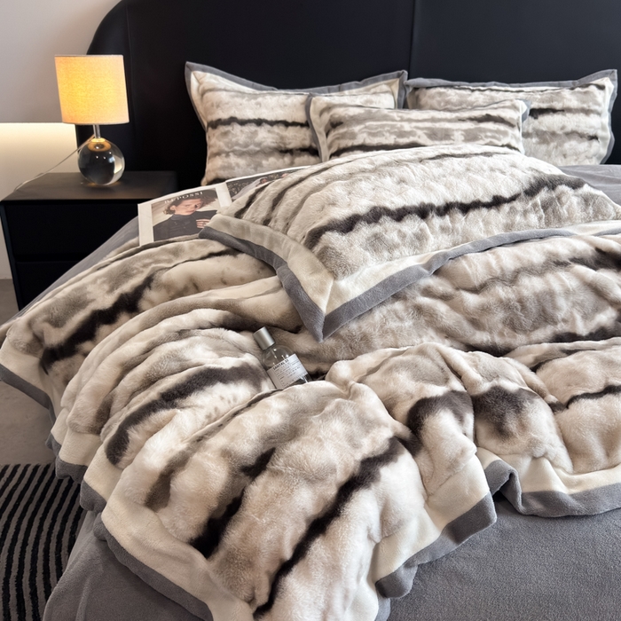 91家纺网 家纺一手货源 找家纺 九花鹿 2025新款380克宽边丹麦皮草绒四件套-维也纳系列 维也纳-气质灰