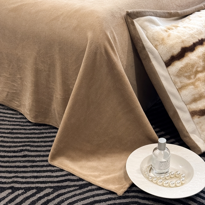 91家纺网 家纺一手货源 找家纺 九花鹿 2025新款380克宽边丹麦皮草绒四件套-维也纳系列 维也纳-奶茶咖