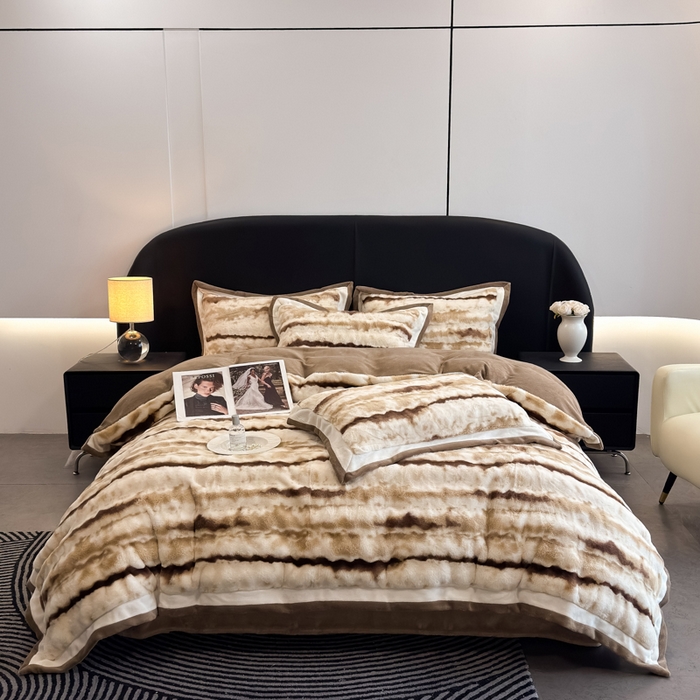 91家纺网 家纺一手货源 找家纺 九花鹿 2025新款380克宽边丹麦皮草绒四件套-维也纳系列 维也纳-奶茶咖