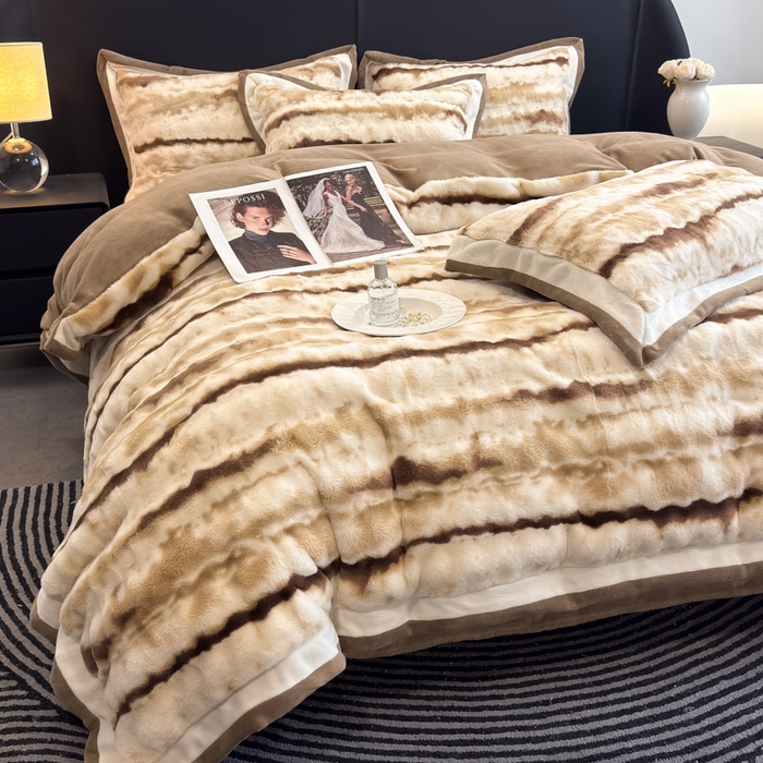 91家纺网 家纺一手货源 找家纺 九花鹿 2025新款380克宽边丹麦皮草绒四件套-维也纳系列 维也纳-奶茶咖