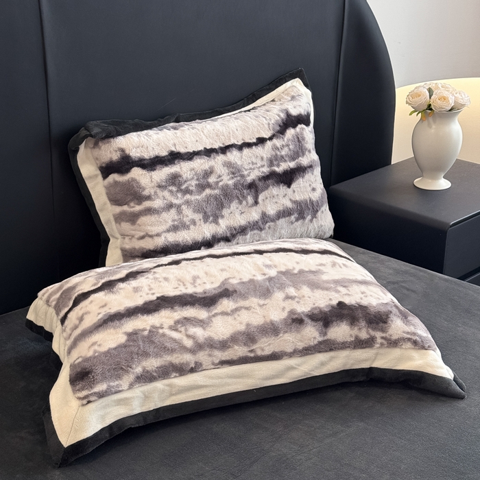 91家纺网 家纺一手货源 找家纺 （总）九花鹿 2025新款380克宽边丹麦皮草绒四件套-维也纳系列