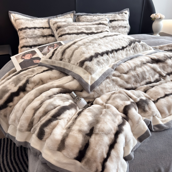 91家纺网 家纺一手货源 找家纺 九花鹿 2025新款380克宽边丹麦皮草绒四件套-维也纳系列 维也纳-气质灰