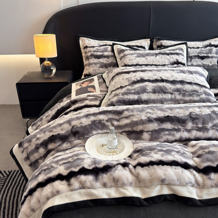 91家纺网 家纺一手货源 找家纺 九花鹿 2025新款380克宽边丹麦皮草绒四件套-维也纳系列 维也纳-高级灰