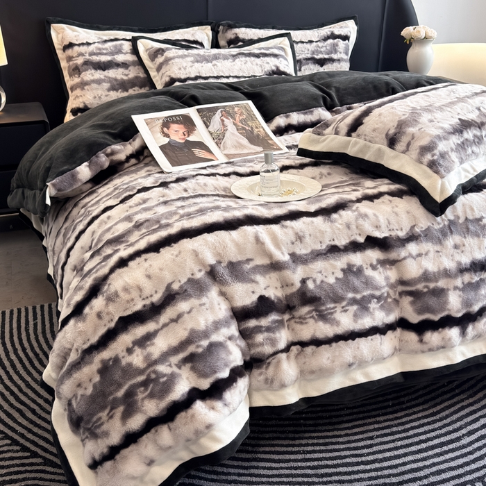 91家纺网 家纺一手货源 找家纺 （总）九花鹿 2025新款380克宽边丹麦皮草绒四件套-维也纳系列