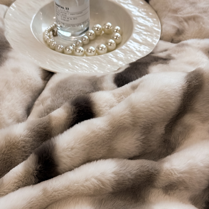 91家纺网 家纺一手货源 找家纺 九花鹿 2025新款380克宽边丹麦皮草绒四件套-维也纳系列 维也纳-气质灰