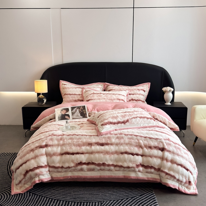 91家纺网 家纺一手货源 找家纺 九花鹿 2025新款380克宽边丹麦皮草绒四件套-维也纳系列 维也纳-西柚粉