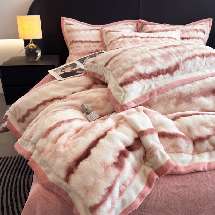 91家纺网 家纺一手货源 找家纺 九花鹿 2025新款380克宽边丹麦皮草绒四件套-维也纳系列 维也纳-西柚粉