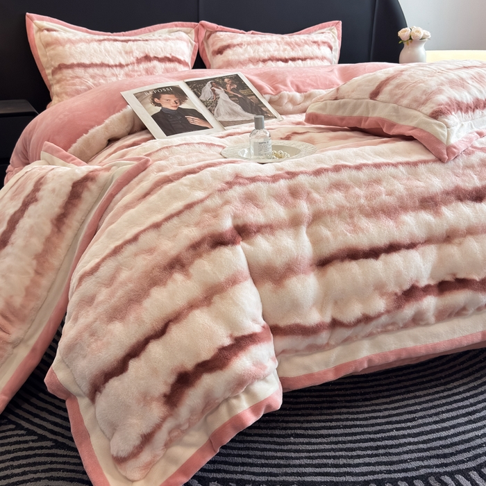 91家纺网 家纺一手货源 找家纺 九花鹿 2025新款380克宽边丹麦皮草绒四件套-维也纳系列 维也纳-西柚粉