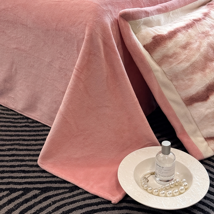 91家纺网 家纺一手货源 找家纺 九花鹿 2025新款380克宽边丹麦皮草绒四件套-维也纳系列 维也纳-西柚粉