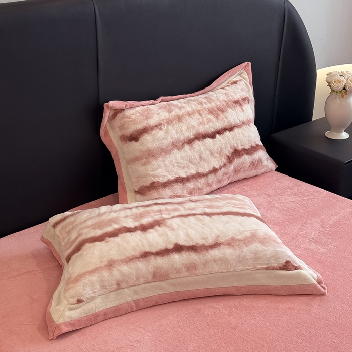 91家纺网 家纺一手货源 找家纺 九花鹿 2025新款380克宽边丹麦皮草绒四件套-维也纳系列 维也纳-西柚粉