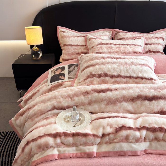 91家纺网 家纺一手货源 找家纺 九花鹿 2025新款380克宽边丹麦皮草绒四件套-维也纳系列 维也纳-西柚粉