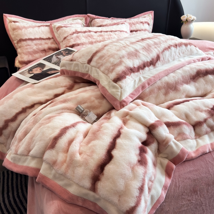 91家纺网 家纺一手货源 找家纺 九花鹿 2025新款380克宽边丹麦皮草绒四件套-维也纳系列 维也纳-西柚粉