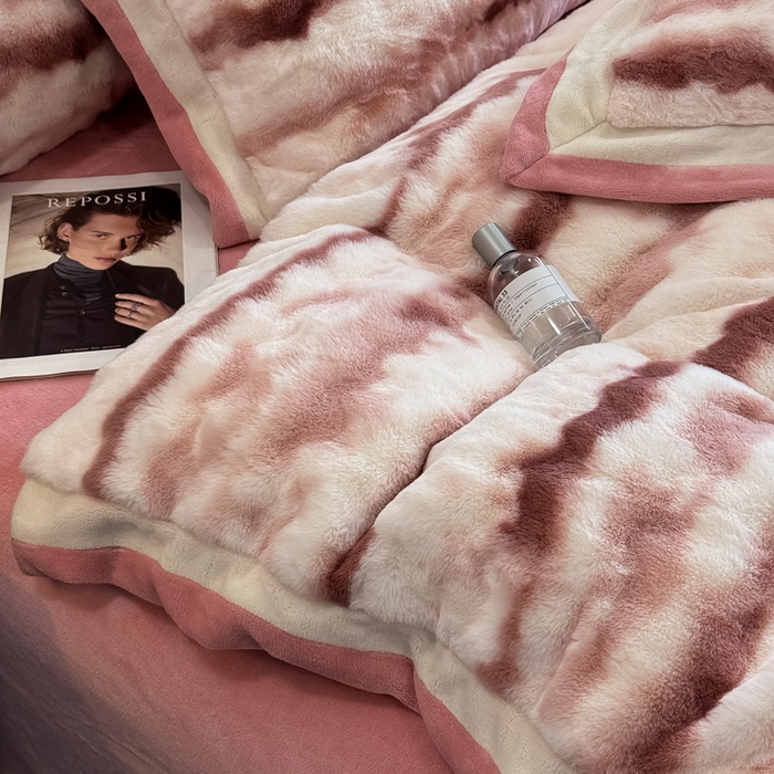 91家纺网 家纺一手货源 找家纺 九花鹿 2025新款380克宽边丹麦皮草绒四件套-维也纳系列 维也纳-西柚粉