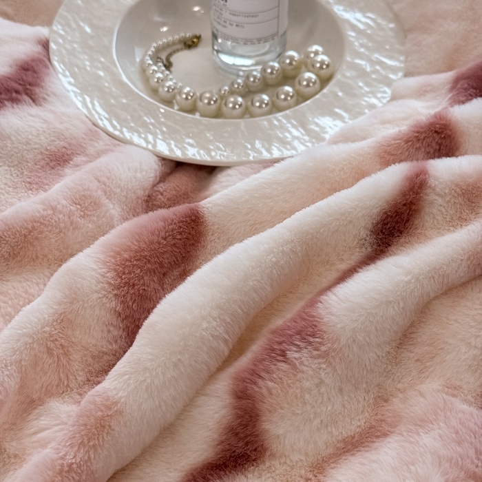 91家纺网 家纺一手货源 找家纺 九花鹿 2025新款380克宽边丹麦皮草绒四件套-维也纳系列 维也纳-西柚粉