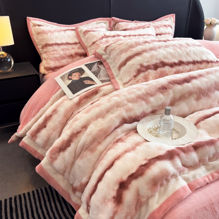 91家纺网 家纺一手货源 找家纺 九花鹿 2025新款380克宽边丹麦皮草绒四件套-维也纳系列 维也纳-西柚粉