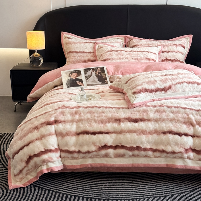 91家纺网 家纺一手货源 找家纺 九花鹿 2025新款380克宽边丹麦皮草绒四件套-维也纳系列 维也纳-西柚粉