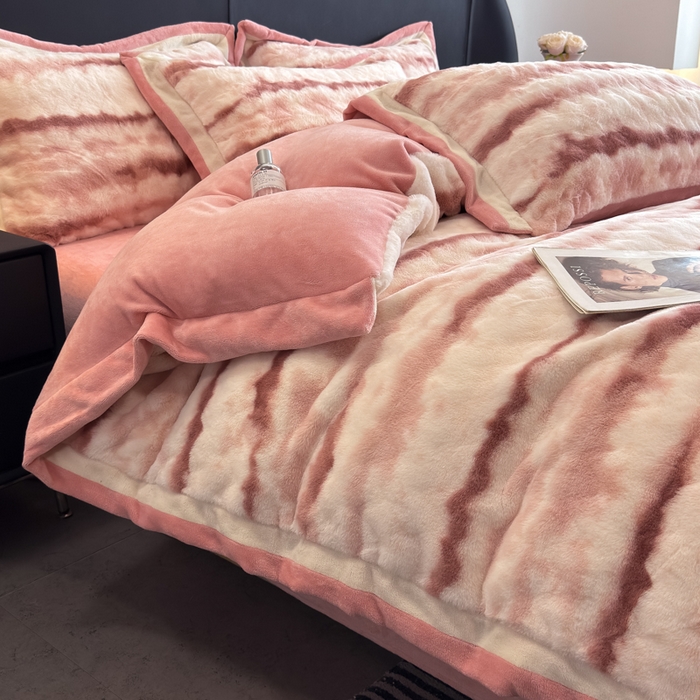 91家纺网 家纺一手货源 找家纺 九花鹿 2025新款380克宽边丹麦皮草绒四件套-维也纳系列 维也纳-西柚粉