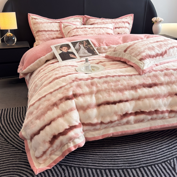 91家纺网 家纺一手货源 找家纺 九花鹿 2025新款380克宽边丹麦皮草绒四件套-维也纳系列 维也纳-西柚粉