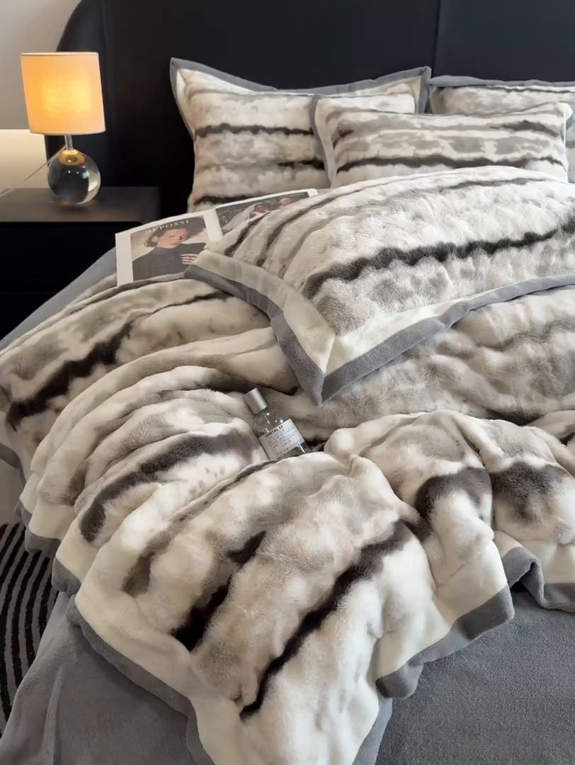 91家纺网 家纺一手货源 找家纺 九花鹿 2025新款380克宽边丹麦皮草绒四件套-维也纳系列 维也纳-气质灰