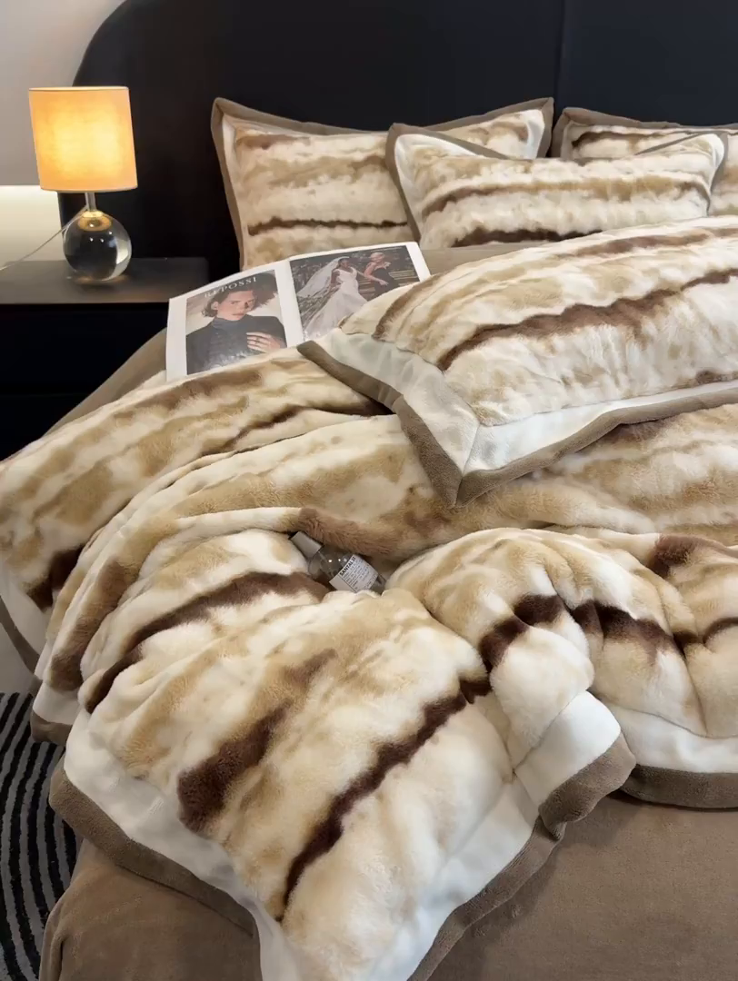 91家纺网 家纺一手货源 找家纺 九花鹿 2025新款380克宽边丹麦皮草绒四件套-维也纳系列 维也纳-奶茶咖