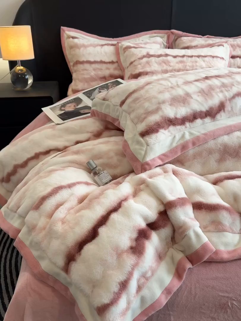 91家纺网 家纺一手货源 找家纺 九花鹿 2025新款380克宽边丹麦皮草绒四件套-维也纳系列 维也纳-西柚粉