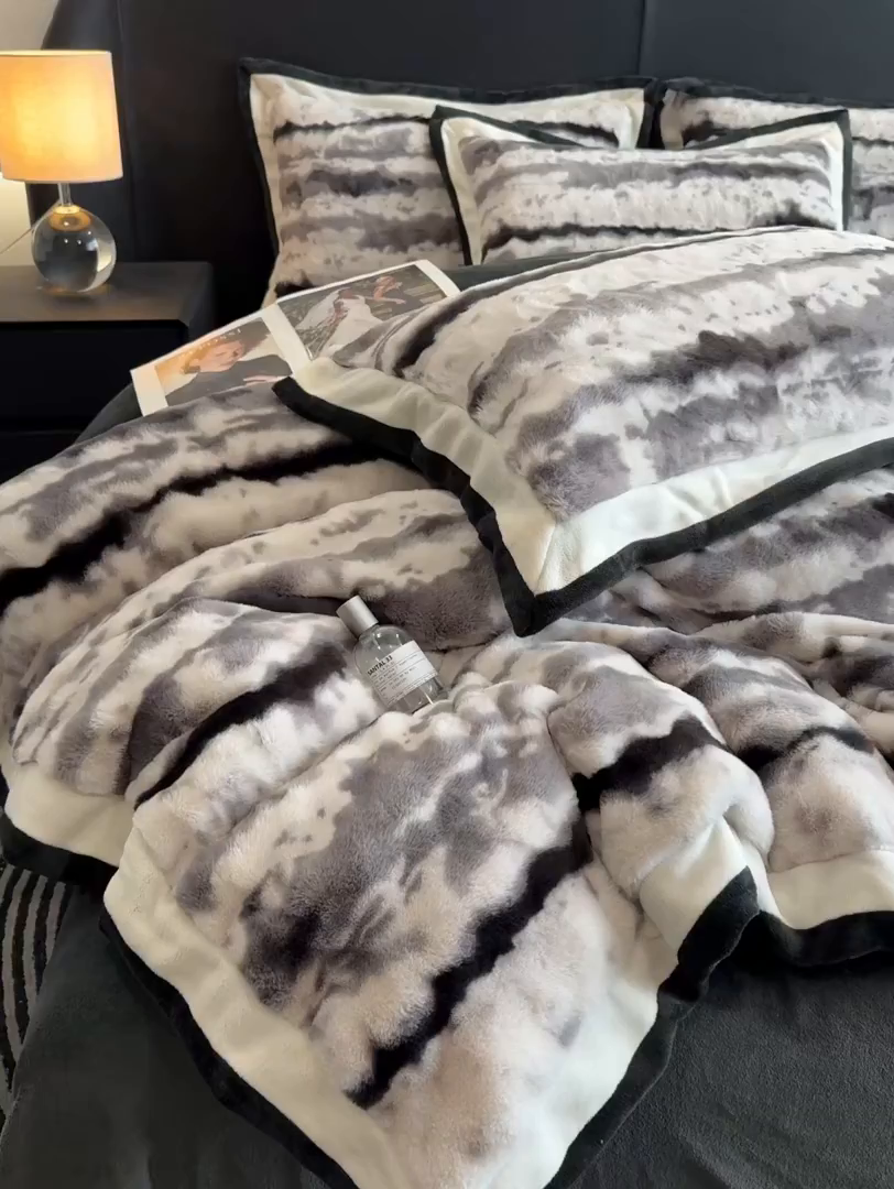 91家纺网 家纺一手货源 找家纺 九花鹿 2025新款380克宽边丹麦皮草绒四件套-维也纳系列 维也纳-高级灰