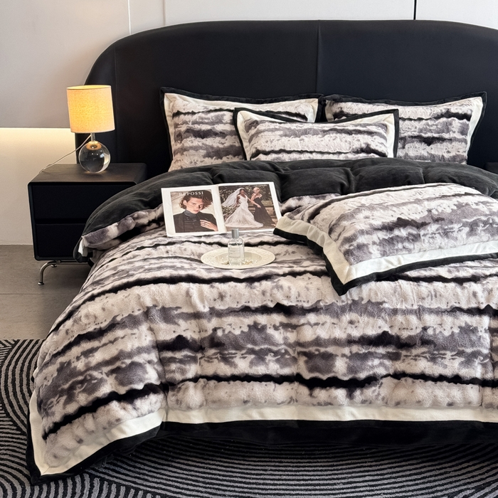 91家纺网 家纺一手货源 找家纺 （总）九花鹿 2025新款380克宽边丹麦皮草绒四件套-维也纳系列