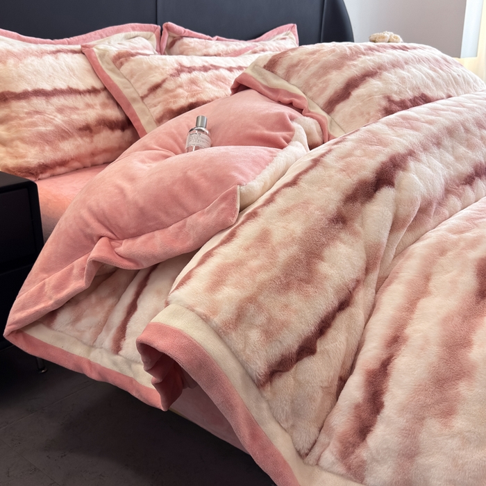 91家纺网 家纺一手货源 找家纺 九花鹿 2025新款380克宽边丹麦皮草绒四件套-维也纳系列 维也纳-西柚粉