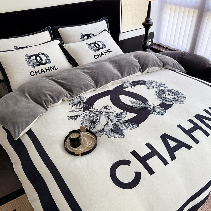 91家纺网 家纺一手货源 找家纺 摩卡（乐趣） 2025新款牛奶绒大版数码印花四件套 白香花