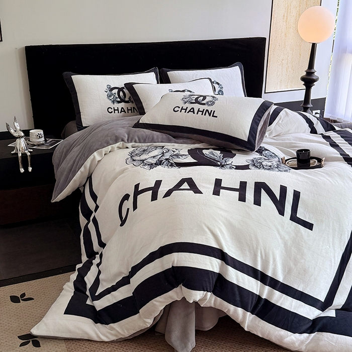 91家纺网 家纺一手货源 找家纺 摩卡（乐趣） 2025新款牛奶绒大版数码印花四件套 白香花