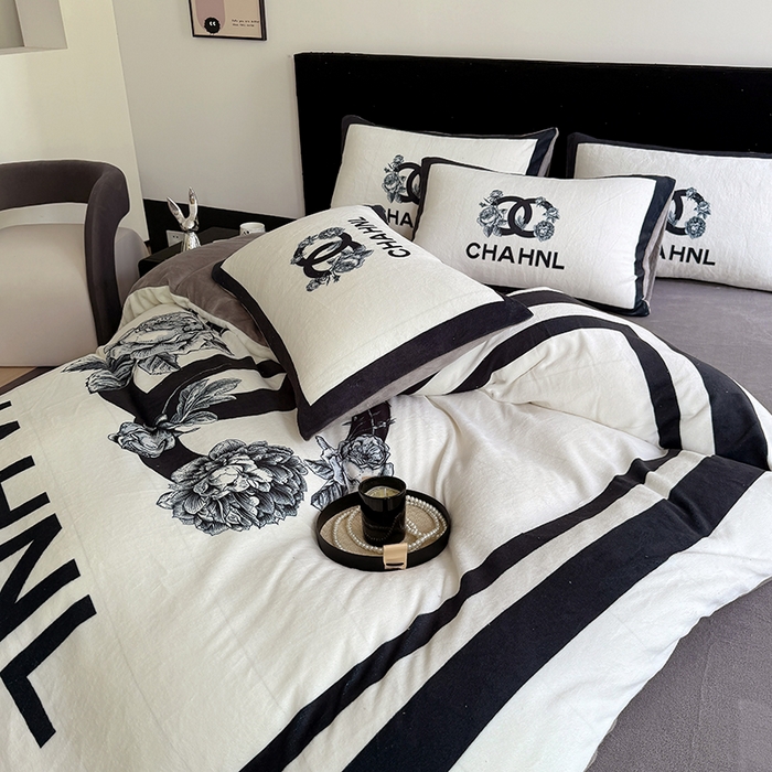 91家纺网 家纺一手货源 找家纺 摩卡（乐趣） 2025新款牛奶绒大版数码印花四件套 白香花