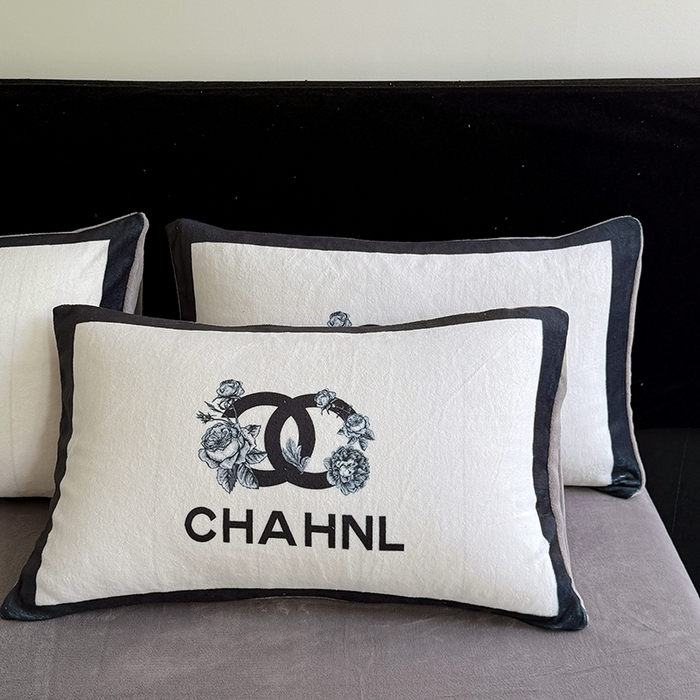 91家纺网 家纺一手货源 找家纺 摩卡（乐趣） 2025新款牛奶绒大版数码印花四件套 白香花