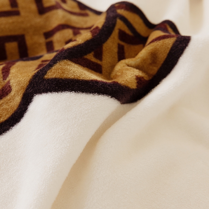 91家纺网 家纺一手货源 找家纺 摩卡（乐趣） 2025新款牛奶绒大版数码印花四件套 芬利熊