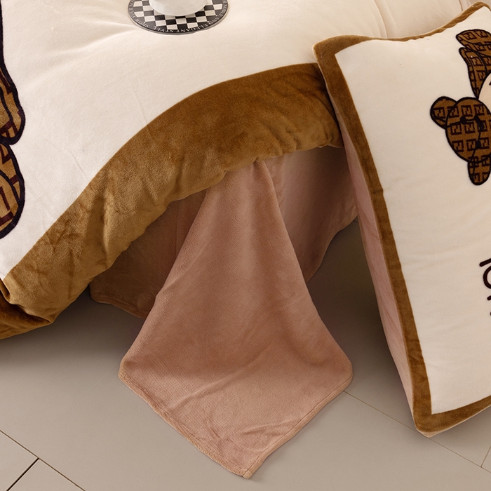 91家纺网 家纺一手货源 找家纺 摩卡（乐趣） 2025新款牛奶绒大版数码印花四件套 芬利熊