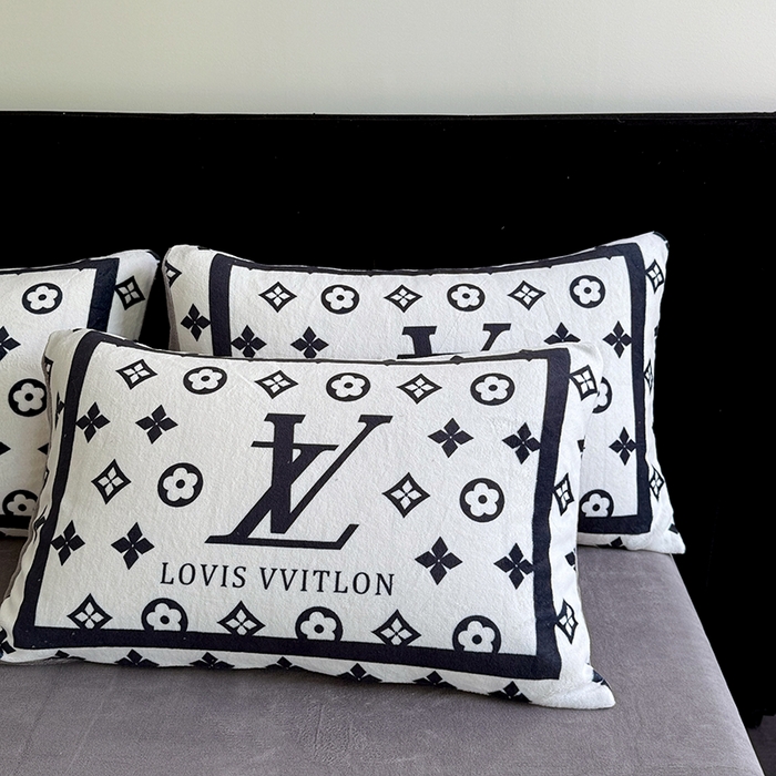 91家纺网 家纺一手货源 找家纺 摩卡（乐趣） 2025新款牛奶绒大版数码印花四件套 黑白V