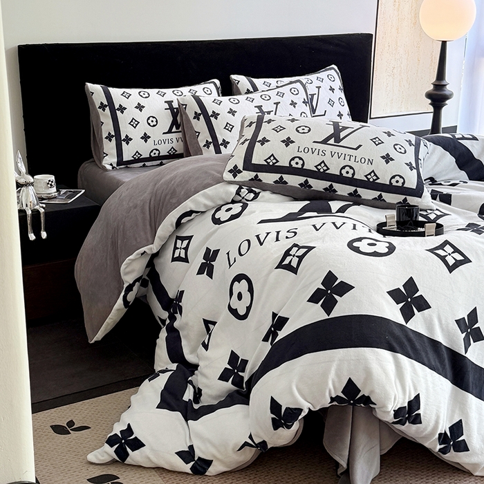 91家纺网 家纺一手货源 找家纺 摩卡（乐趣） 2025新款牛奶绒大版数码印花四件套 黑白V