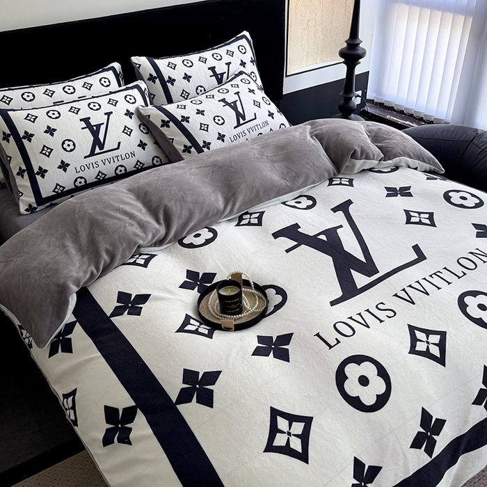 91家纺网 家纺一手货源 找家纺 摩卡（乐趣） 2025新款牛奶绒大版数码印花四件套 黑白V