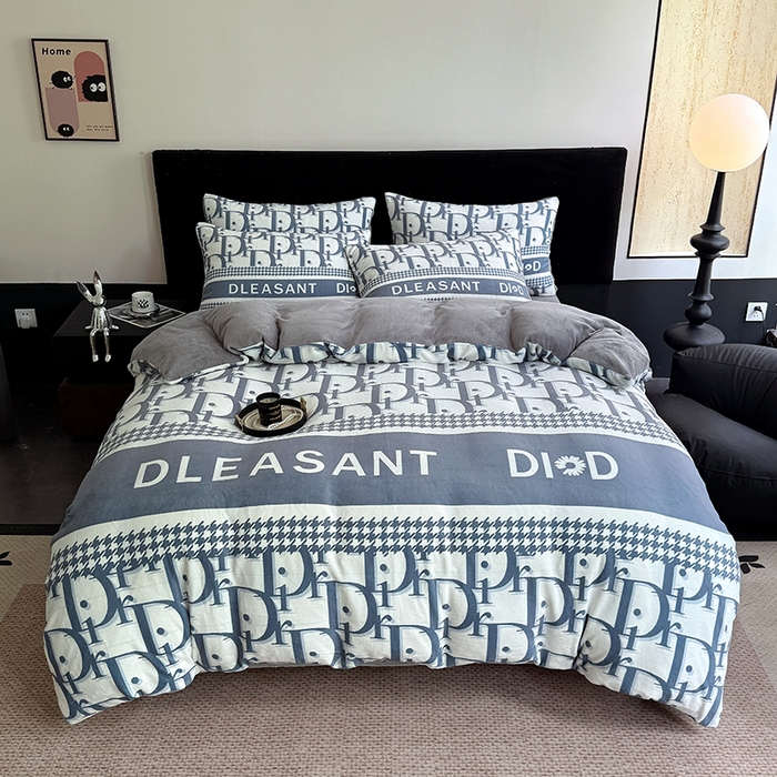 91家纺网 家纺一手货源 找家纺 摩卡（乐趣） 2025新款牛奶绒大版数码印花四件套 灰迪