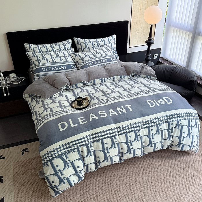 91家纺网 家纺一手货源 找家纺 摩卡（乐趣） 2025新款牛奶绒大版数码印花四件套 灰迪