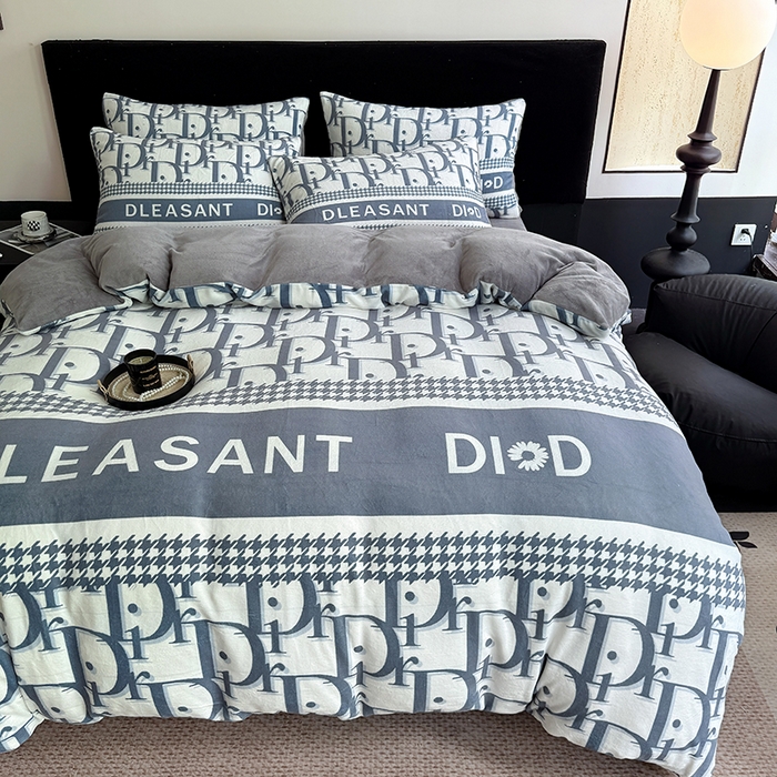 91家纺网 家纺一手货源 找家纺 摩卡（乐趣） 2025新款牛奶绒大版数码印花四件套 灰迪