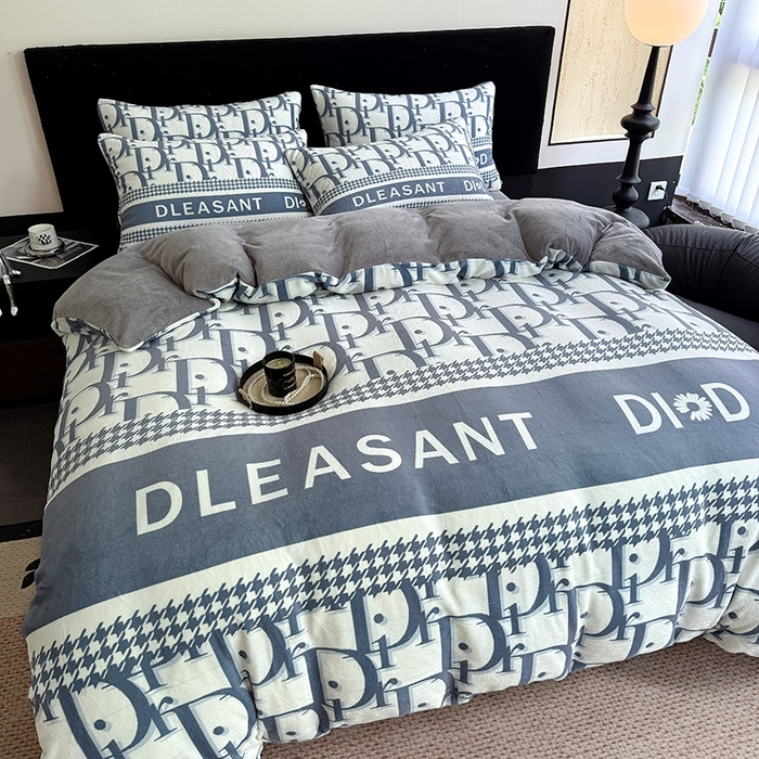 91家纺网 家纺一手货源 找家纺 摩卡（乐趣） 2025新款牛奶绒大版数码印花四件套 灰迪