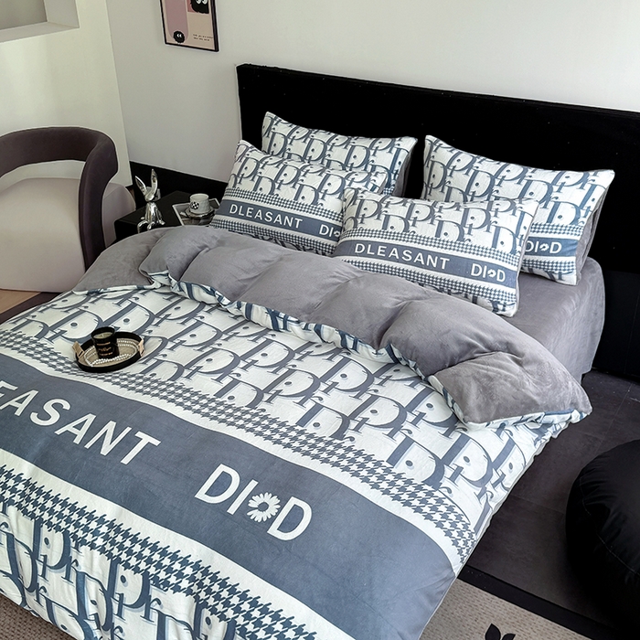 91家纺网 家纺一手货源 找家纺 摩卡（乐趣） 2025新款牛奶绒大版数码印花四件套 灰迪