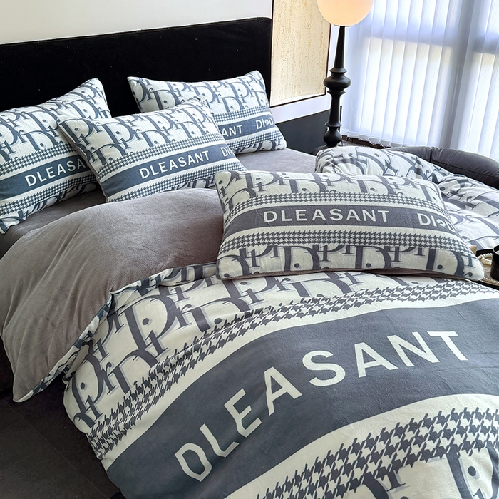 91家纺网 家纺一手货源 找家纺 摩卡（乐趣） 2025新款牛奶绒大版数码印花四件套 灰迪