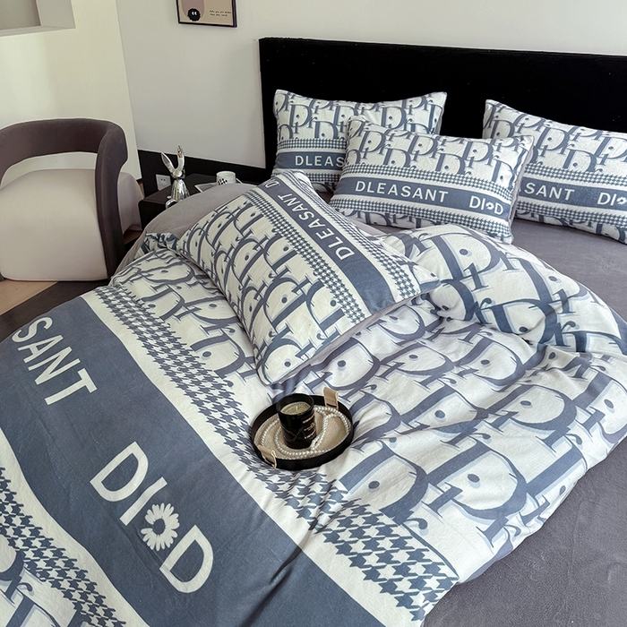 91家纺网 家纺一手货源 找家纺 摩卡（乐趣） 2025新款牛奶绒大版数码印花四件套 灰迪