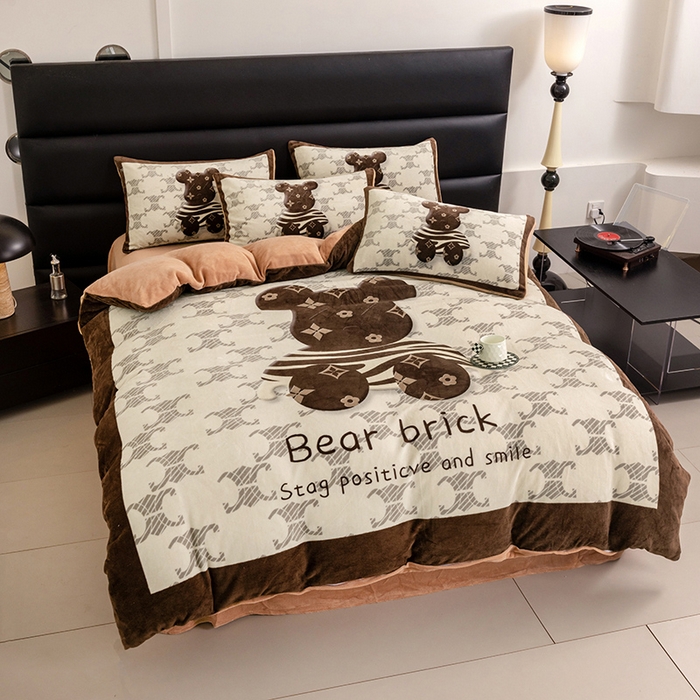 91家纺网 家纺一手货源 找家纺 摩卡（乐趣） 2025新款牛奶绒大版数码印花四件套 卡布熊
